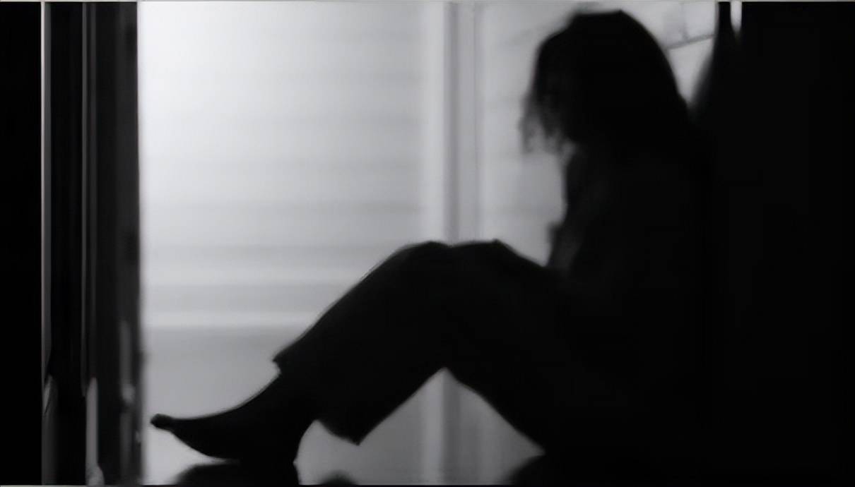 33岁女学霸饿死出租屋后续:家中领低保,骨灰被扔掉,官方回应了-女学霸出国留学失联,患癌父母苦寻