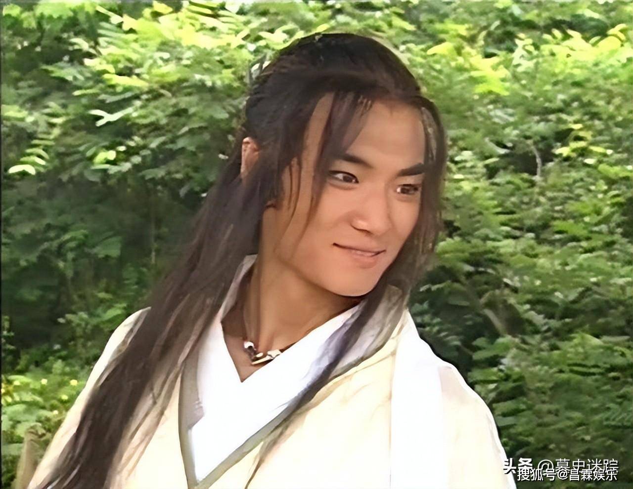 2001年，赵鸿飞初露锋芒，在武侠剧《凤在江湖》中饰演云潇潇一角。
