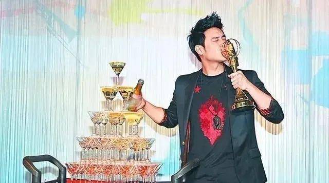 80、90 后，谁没听过潘玮柏的《不得不爱》和《快乐崇拜》？在那个周杰伦