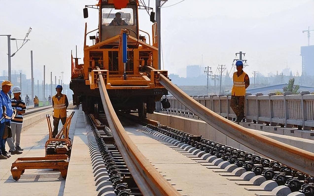 高铁钢轨一根长500米，重30吨，如何运输铺设？中国高铁的黑科技