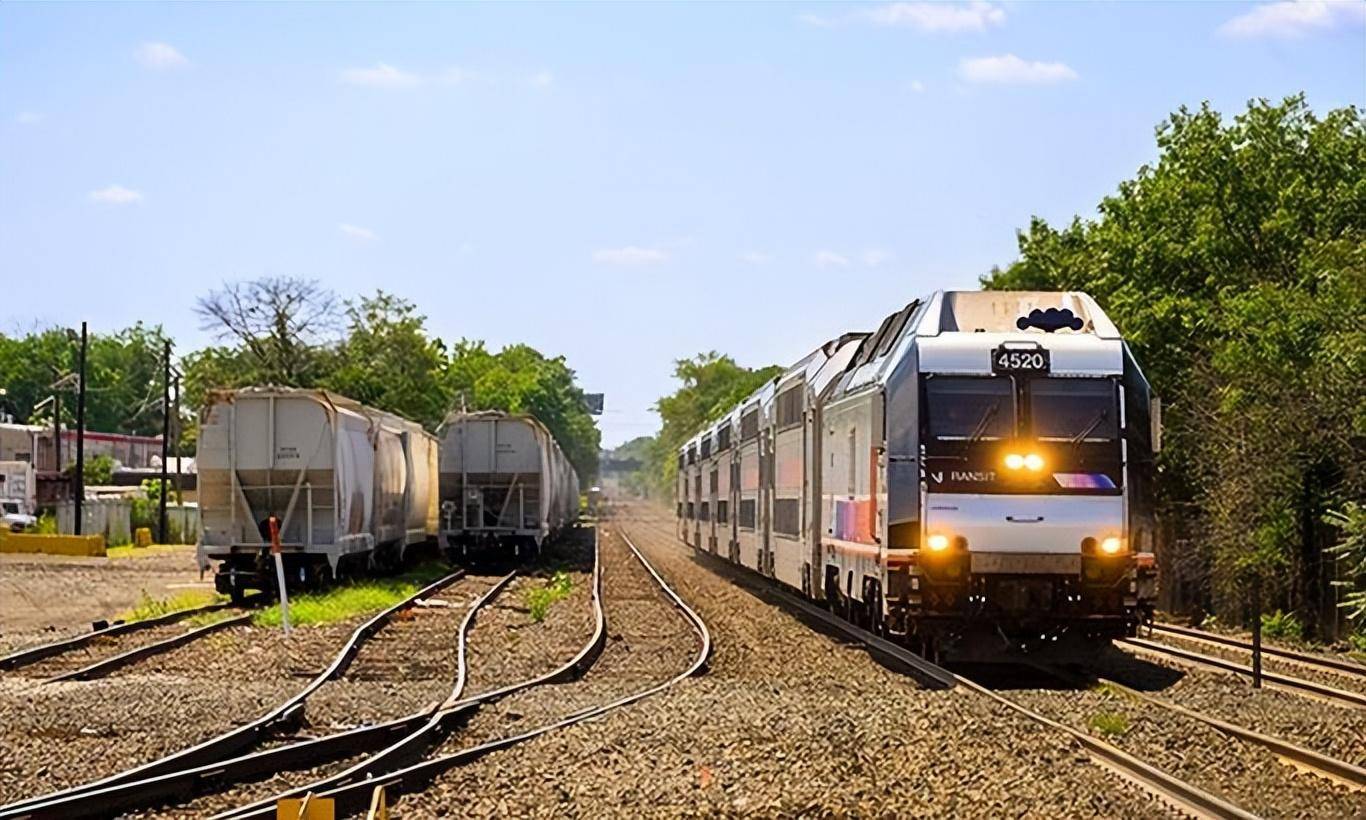 高铁钢轨一根长500米，重30吨，如何运输铺设？中国高铁的黑科技