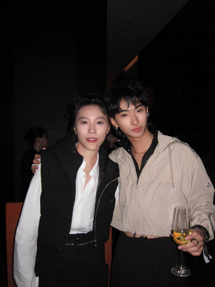 王菲女儿现身上海时装秀,戴长耳坠超像妈妈,谢霆锋也意外现身了-王菲女儿的近照