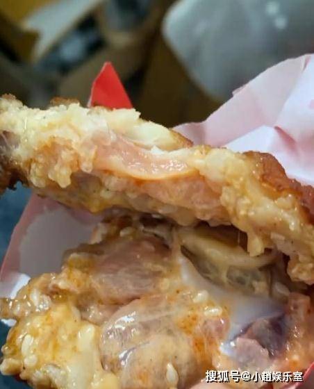 塔斯汀江西南昌门店外卖食品安全问题，汉堡吃出生肉，引发社会关注！