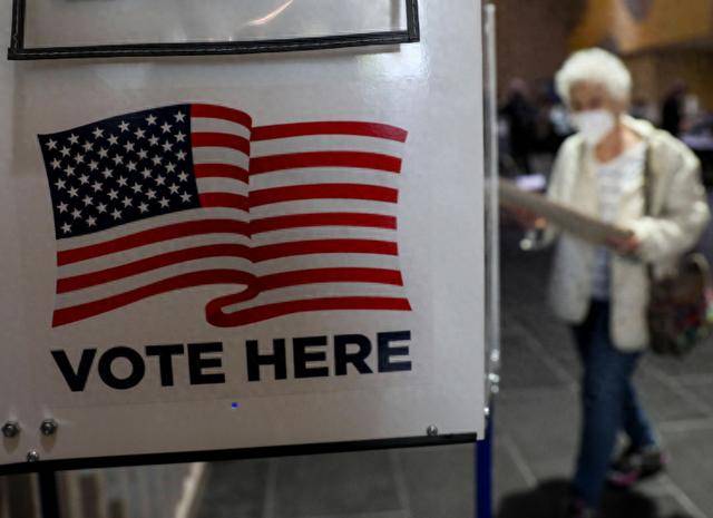 特朗普稳操胜券？美国一份民调显示，七个摇摆州全翻红