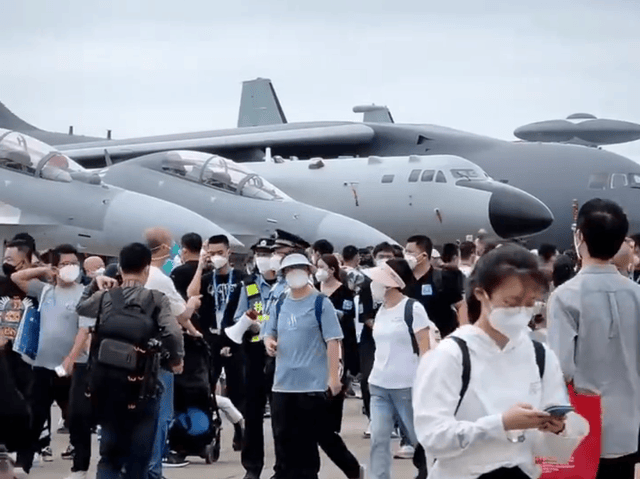 殲10CE才是最大贏家？航展首日被包圍，伊朗空軍司令登機(jī)滿臉幸福