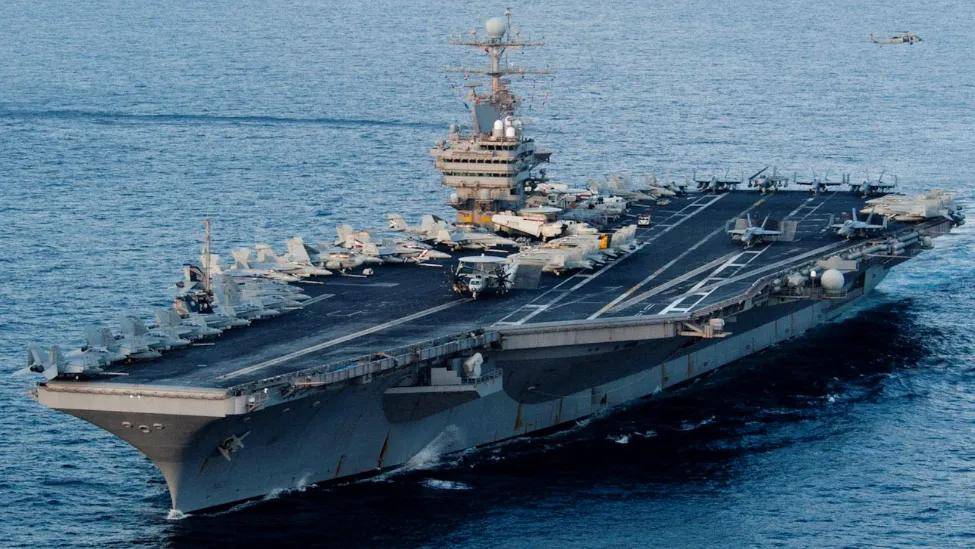 胡塞武装再掀惊涛骇浪，美舰红海求庇护，混入中国编队“逃生”