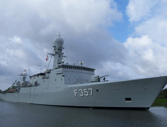 一觉醒来，中俄成“幕后黑手”？美西方紧急下场，中方船只被扣！