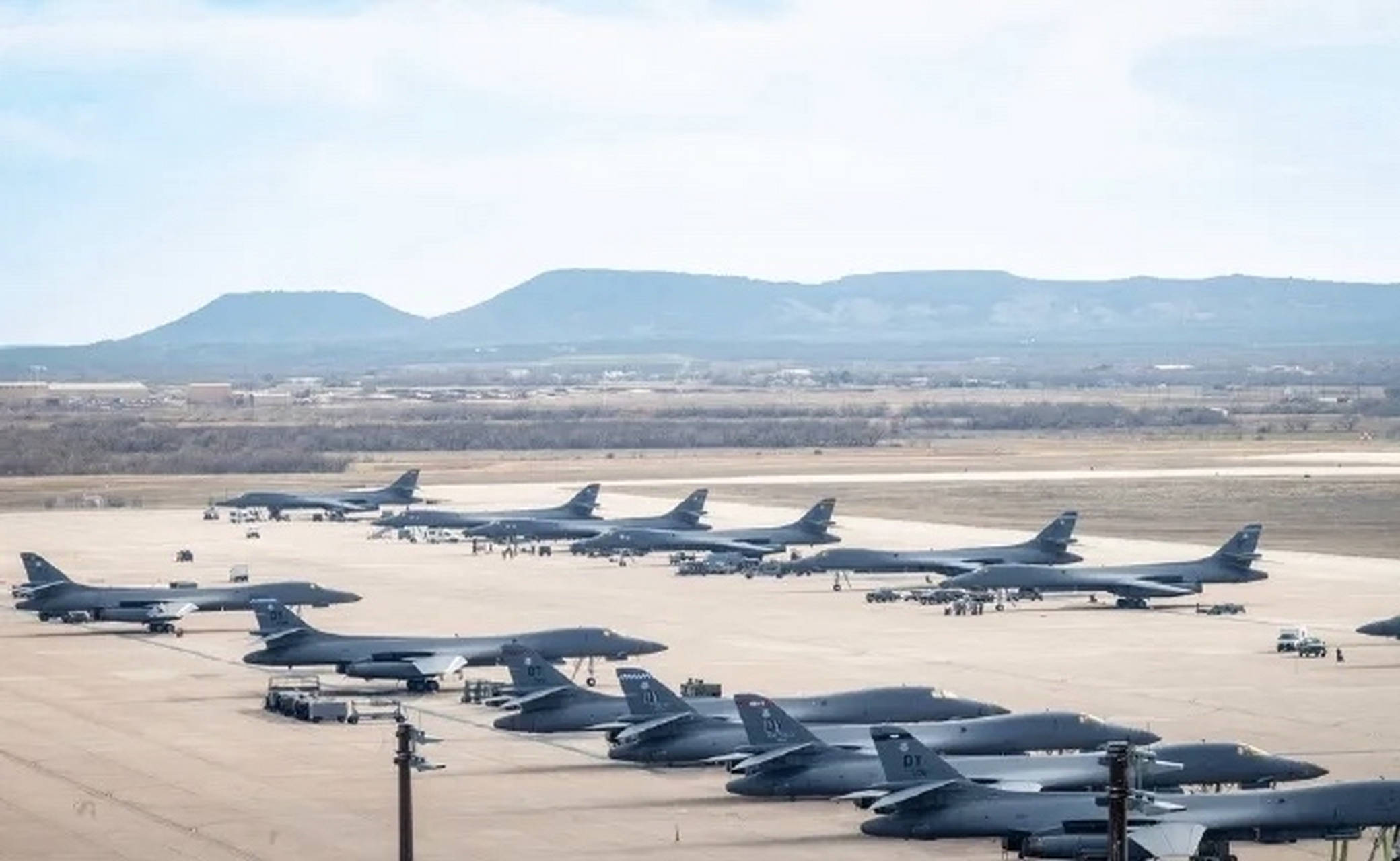 叙利亚反对派占领空军基地，机堡跑道完好，还附送多架飞机