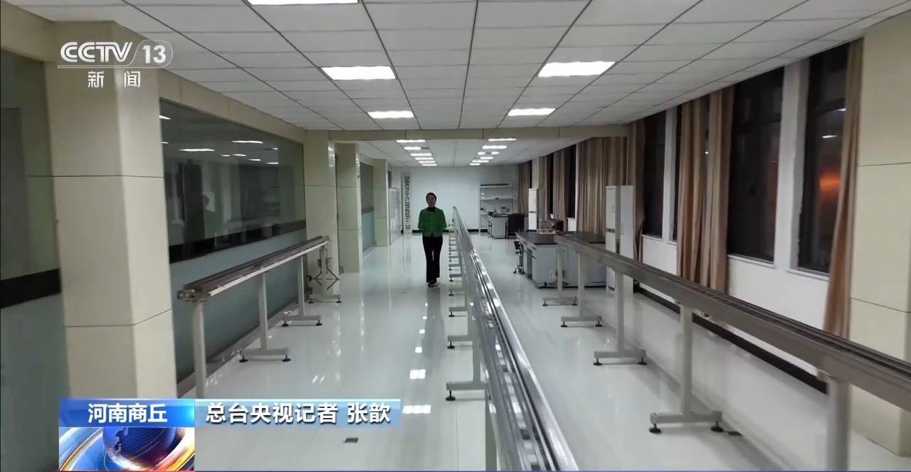 “草根经济”→“树根经济” 一把钢卷尺能有多“卷”? “草根经济”→“树根经济” 一把钢卷尺能有多“卷”?
