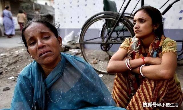 印度“水妻”有多悲惨？丈夫把妻子当“水龙头”，为了取水不择手段