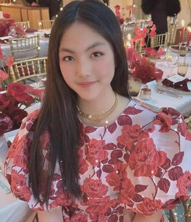 李湘带女儿参加晚宴，15岁王诗龄身穿大朵玫瑰礼服，打扮精致富贵