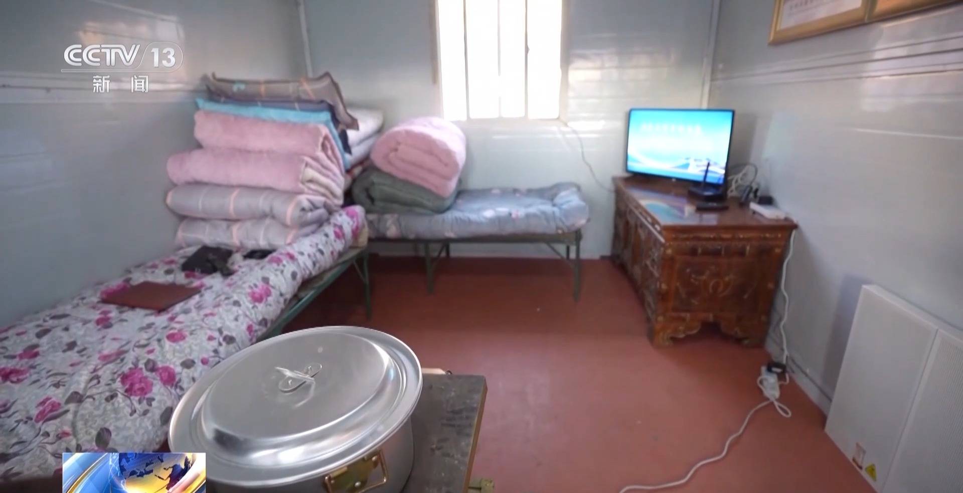 住进板房看上电视 古荣村安置点板房里很温暖 住进板房看上电视 古荣村安置点板房里很温暖
