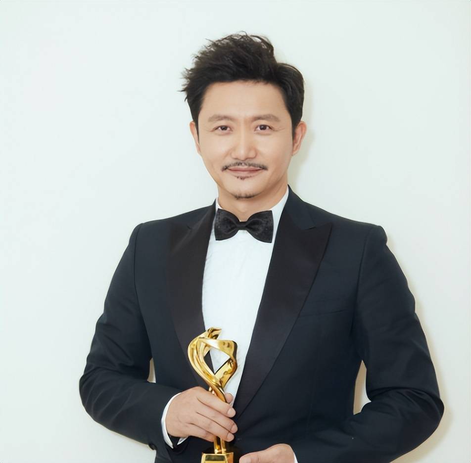 演员涂松岩：低调演戏20年，40岁娶圈外妻子，8年婚姻宠妻如宝
