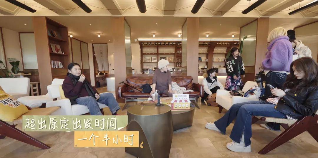 李小冉评论区沦陷！拒绝当领队暗讽刘晓庆“狗屎”，网友怒斥刻薄