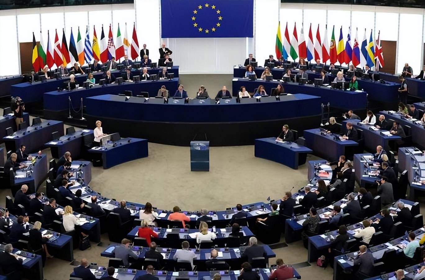 特朗普再挥关税大棒：向欧盟提四大要求，冯德莱恩赶紧让步，中欧将如何应对？