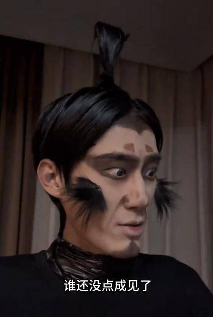 男子玩申公豹cos,神态动作都很精髓,网友:看着比原版命还苦