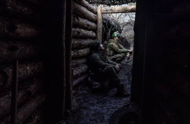 “屠村行動”打響！白人雇傭軍掃射平民，臨走給俄軍留下一面旗幟