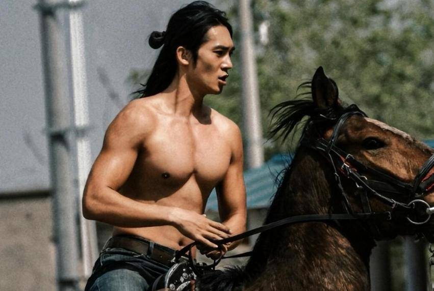 当27岁于适跟28岁李钧锐站在一起，我才彻底明白，什么是顶级骨相