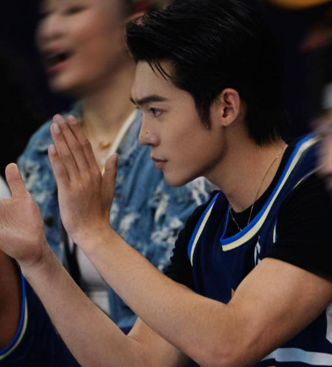 当27岁于适跟28岁李钧锐站在一起，我才彻底明白，什么是顶级骨相