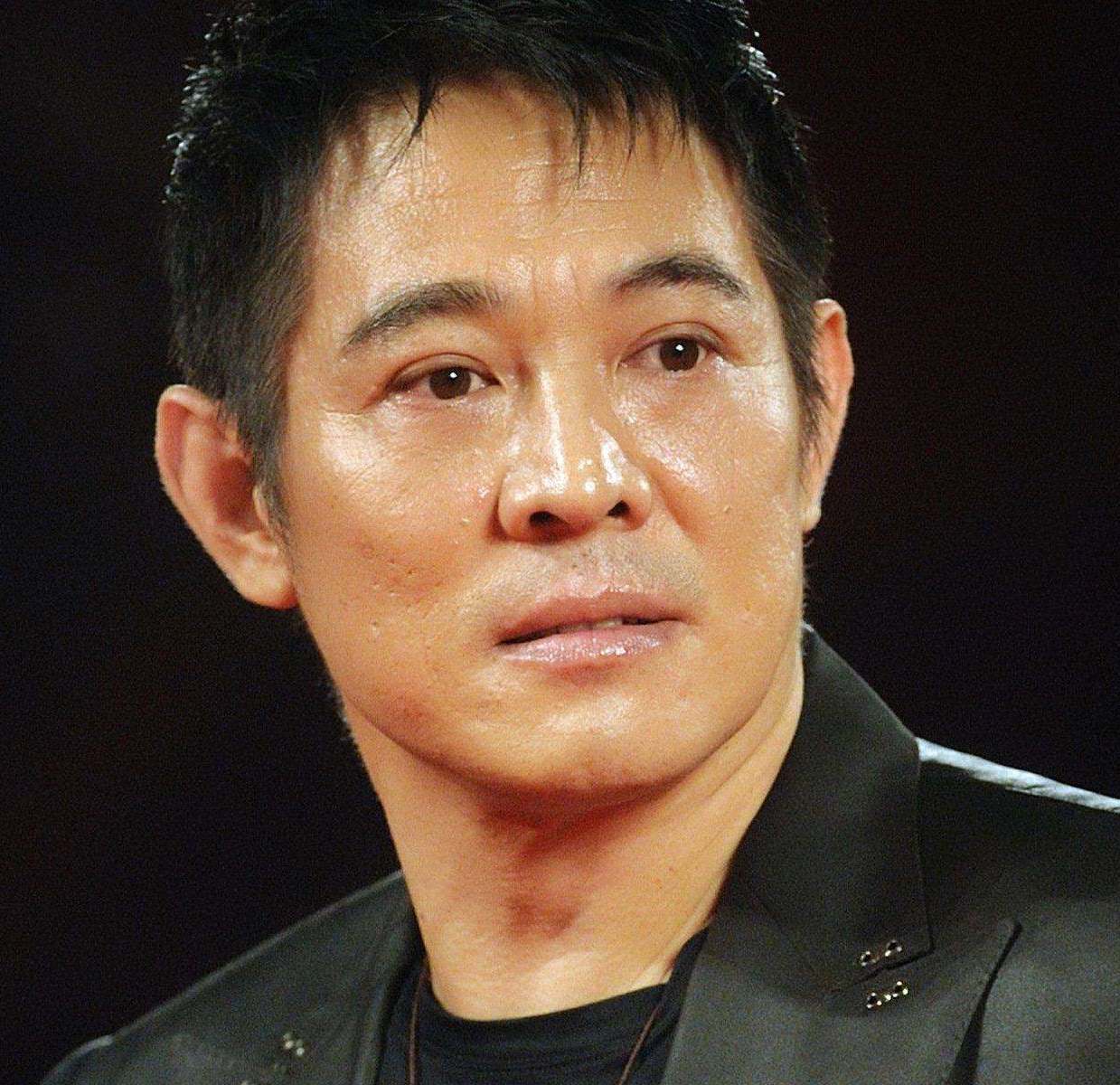 龉。李连杰的事业蒸蒸日上，成为功夫巨星后他的生活也曝光在媒体之上。
