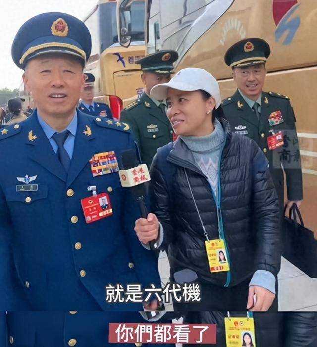 解放军高级将领被问到六代机，嘴角翘起老高，藏不住的喜悦和自豪