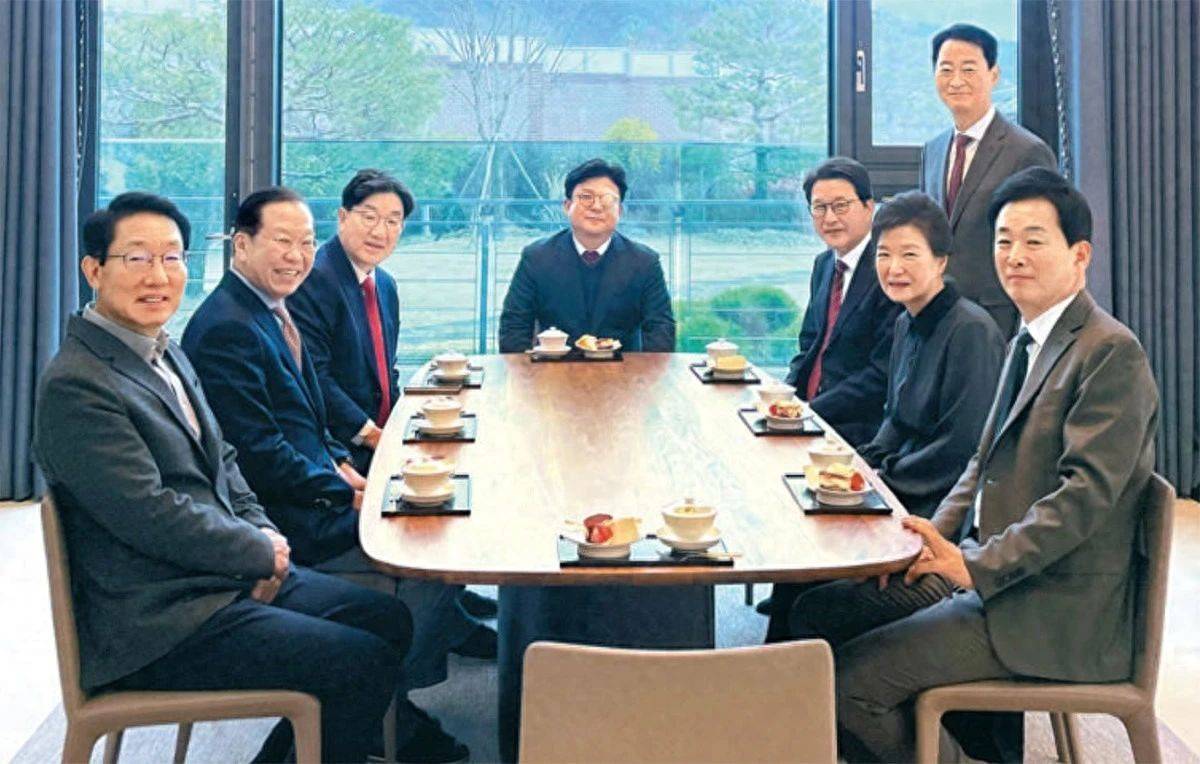 尹锡悦被抛弃！韩国传出重磅消息，朴槿惠会见执政党高层，给所有人上了一课