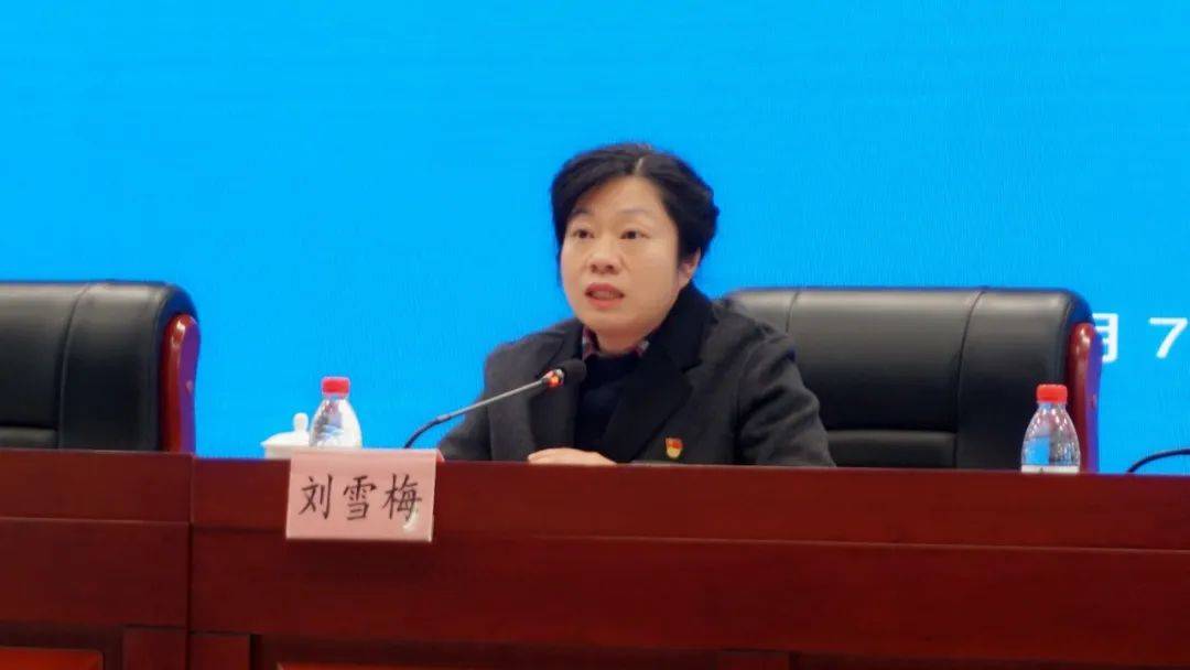 刘雪梅指出,全区教育系统个别干部的理想信念“总开关”松动,权力观念