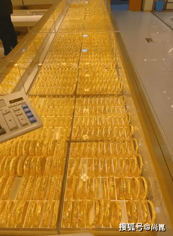 金饰品价格突破910元/克大关，但高企的价格迅速浇灭了消费者的购买热情。深圳黄金珠宝交易集散地水贝的
