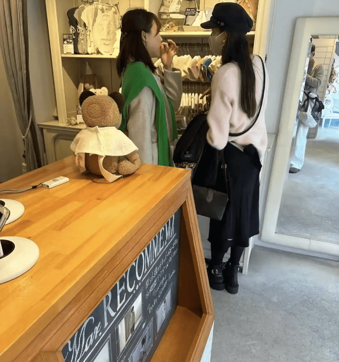 50岁林志玲东京母婴店被偶遇穿一身名牌很贵气修养好到爆不愧出自名媛之家(图1)