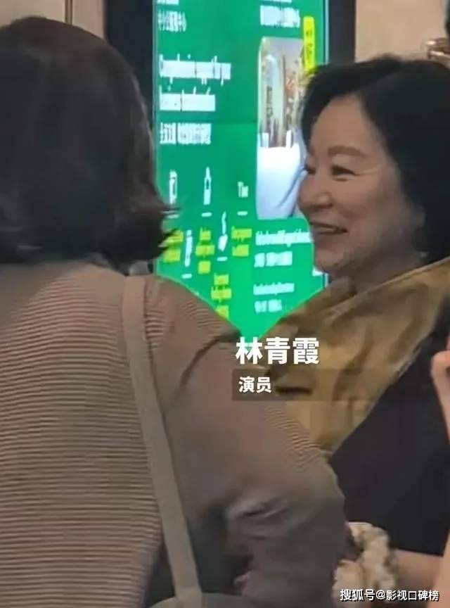 原创郭晶晶穿平价鞋看展览，霍启刚西装笔直，夫妻俩的状态超好