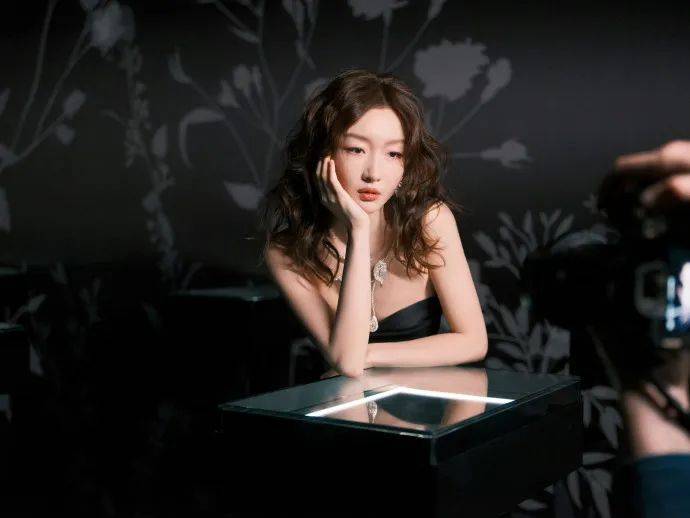 原创33岁周冬雨增肥后亮相上海，烫了羊毛卷冷到发抖，气质太豪横！