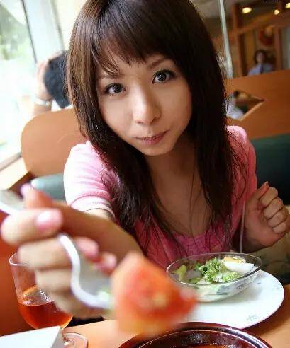 神秘的西川瞳：一位充满智慧的演员与学生领袖