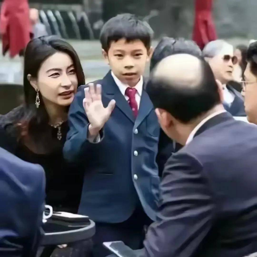 豪门扫墓：郭晶晶C位，颠覆想象？百年家风之谜！