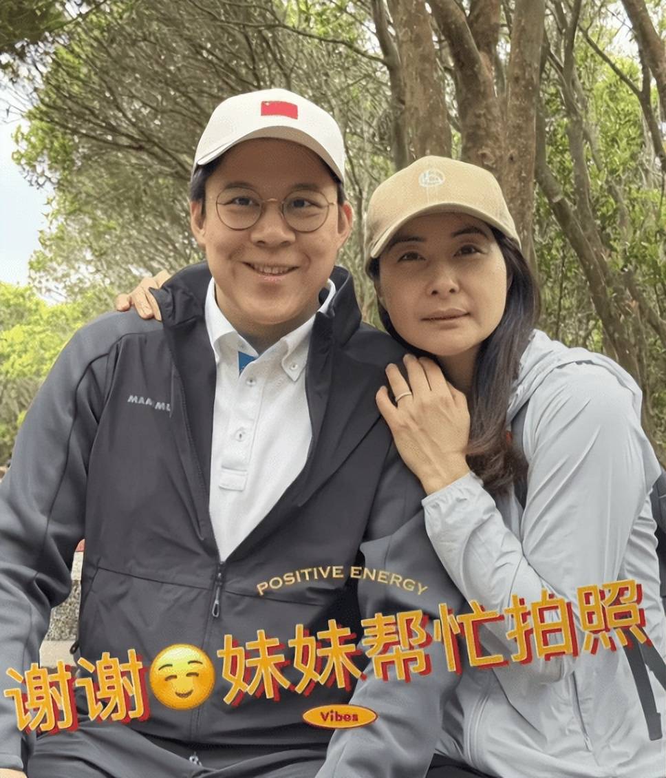 原创郭晶晶夫妻清明爬山，43岁素颜依旧美丽，俩女儿乖巧可爱