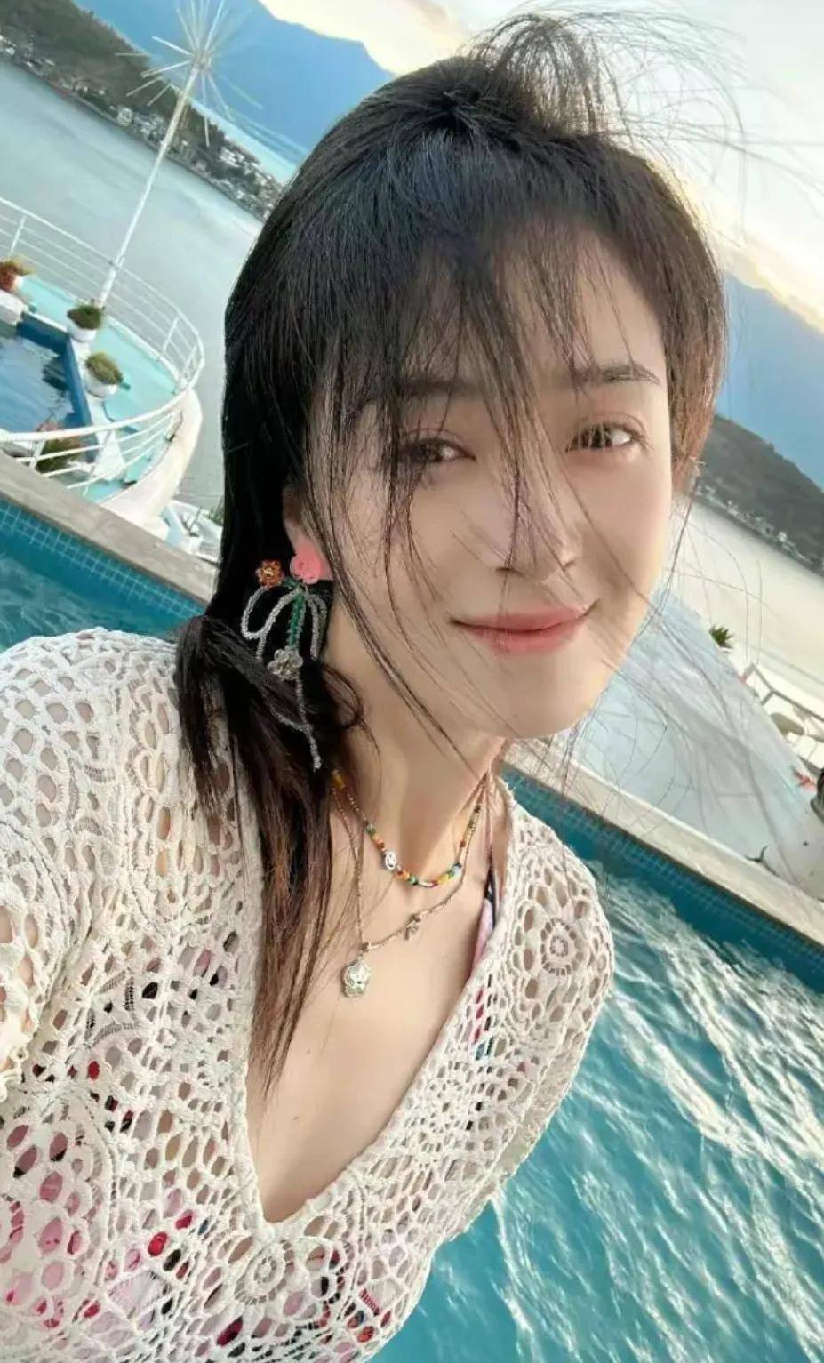 新生女神蒋欣狂甩20斤瘦成“纸片人”穿镂空短裙海边拍照吸睛度爆表
