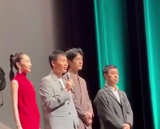 《燃冬》戛纳首映刘昊然留起了小胡子与周冬雨有激情戏