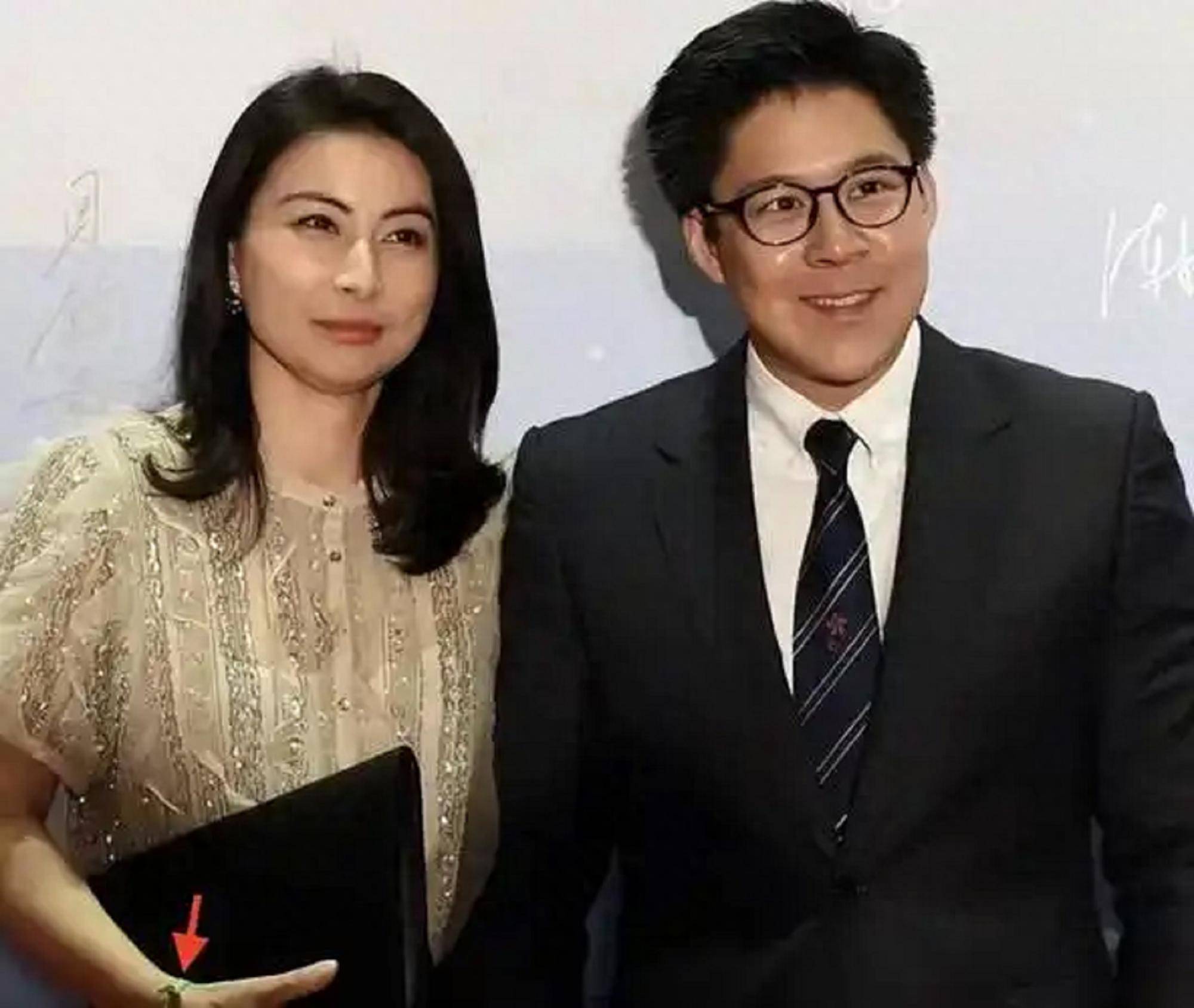 原创正式官宣！43岁郭晶晶再升级，亮相北京新岗位，霍启刚鼎力支持