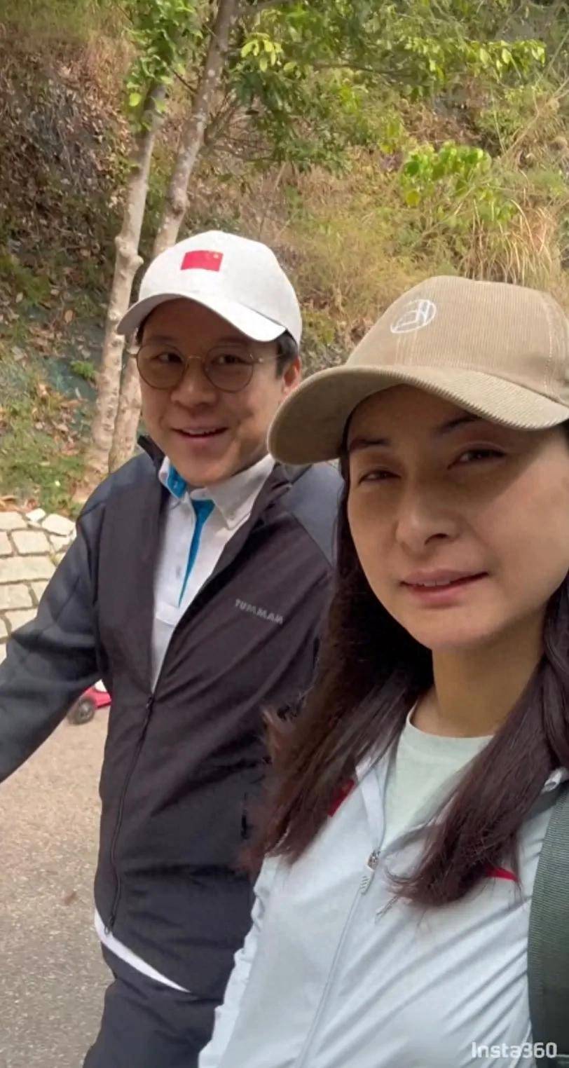 原创郭晶晶素颜带女儿爬山，霍启刚甜蜜同框，女儿们长高了！