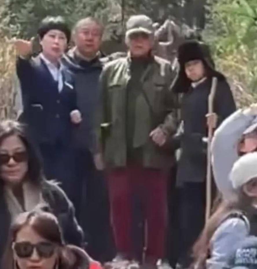 原创不愧是郭晶晶儿子，12岁霍中曦戴军大帽，一路搀扶爷爷，霸气十足