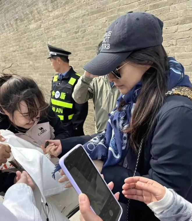 原创郭晶晶妈妈与霍震霆同框！白发站外孙身后，霍震霆主动侧身显尊重