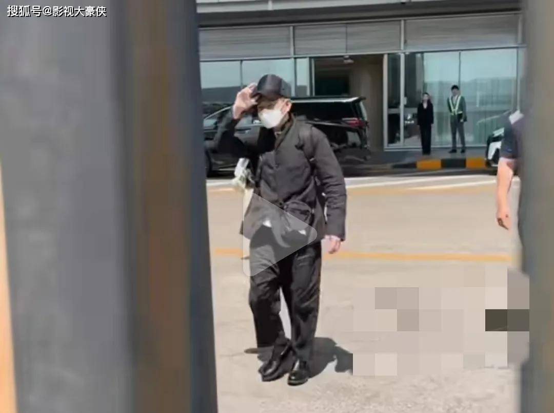 63岁刘德华现身北京，打扮朴素走路像小老头，隔着栏杆给粉丝签名