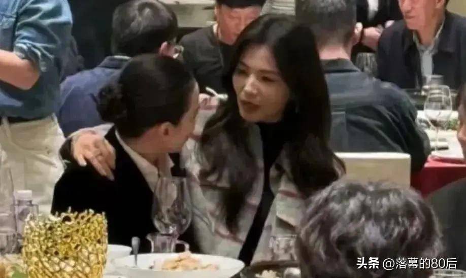 47岁刘涛微醺聚会，夹克造型坐宋佳旁，画面美到让人移不开眼！