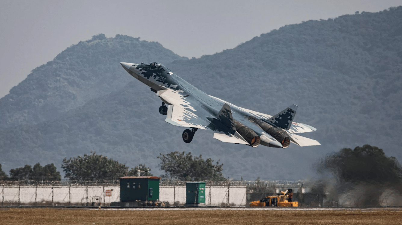 全世界吨位最大的隐身无人机，S-70“猎人”B重型攻击无人机