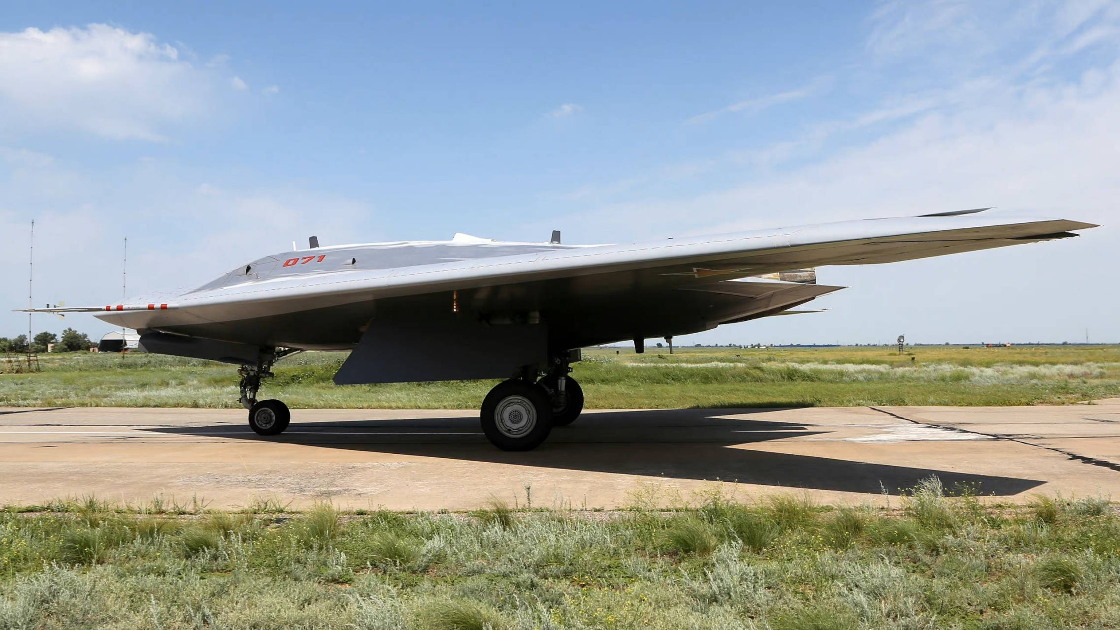 全世界吨位最大的隐身无人机，S-70“猎人”B重型攻击无人机