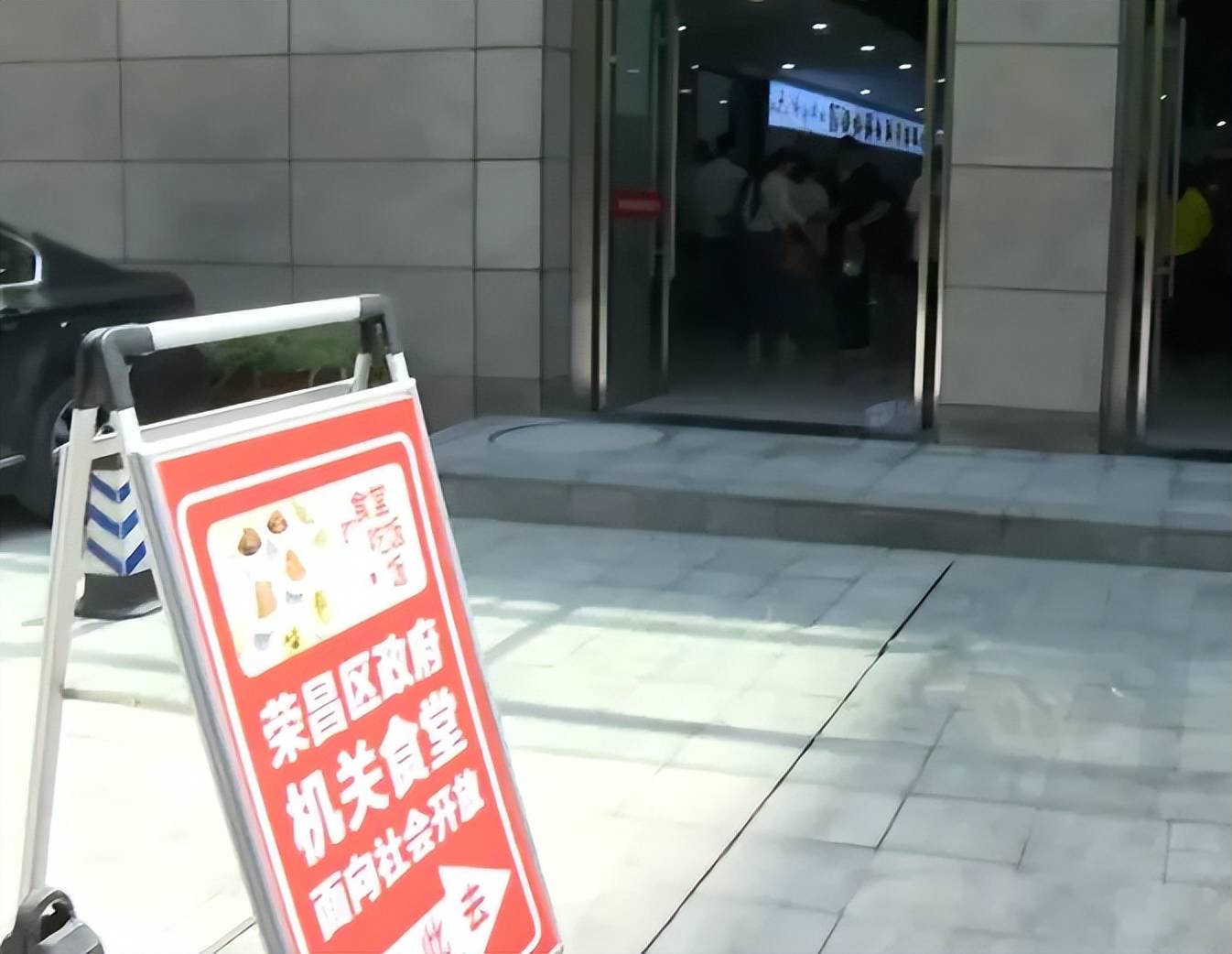 35万人挤爆的荣昌，成了五一最大赢家