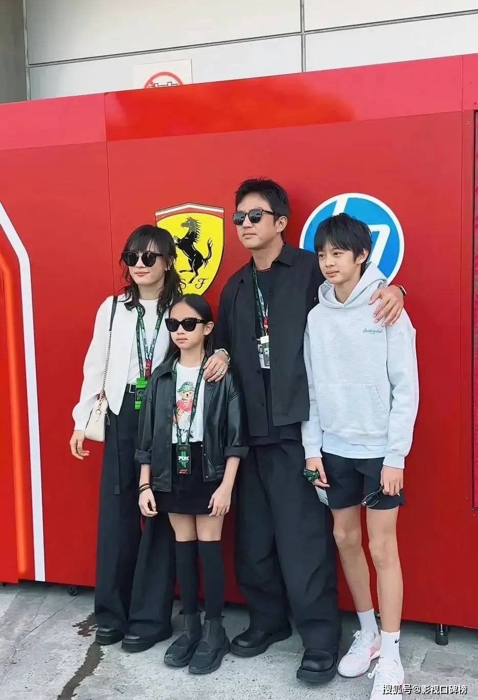 孙俪女儿11岁生日，小花被爸妈夹着吻，她的表情搞笑，神态似爸爸