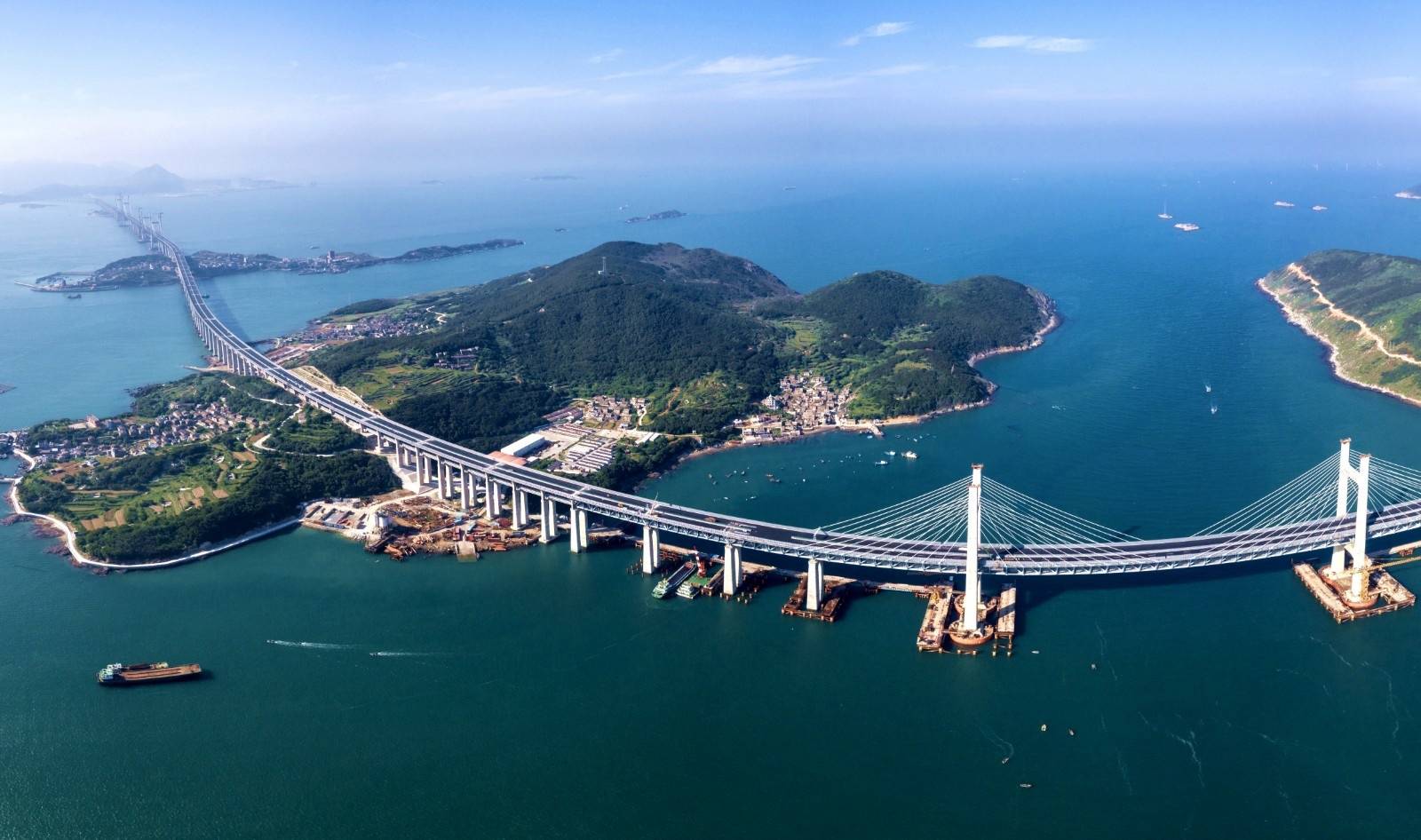 距台湾仅126公里！这座花百亿，四万人修建的大桥有何战略价值？