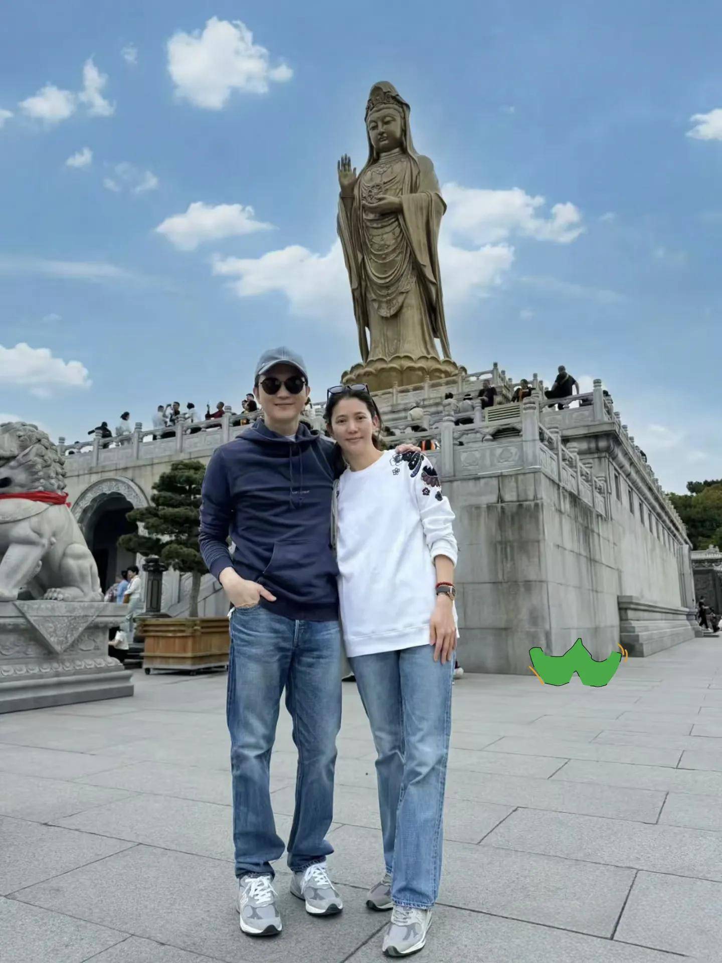 甄子丹和老婆去普陀山，参加浴佛节活动，穿了僧服，看起来好虔诚