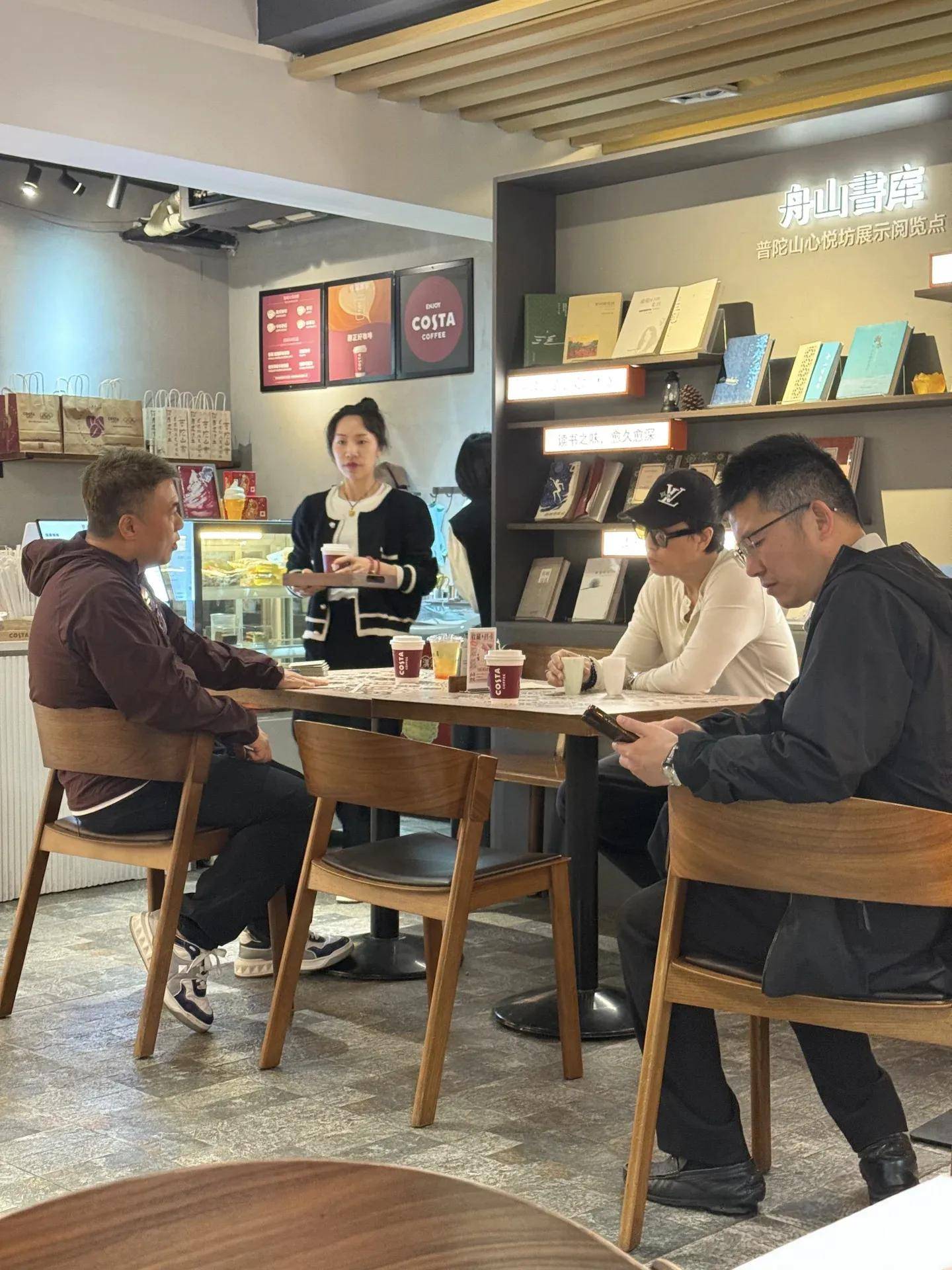 甄子丹和老婆去普陀山，参加浴佛节活动，穿了僧服，看起来好虔诚