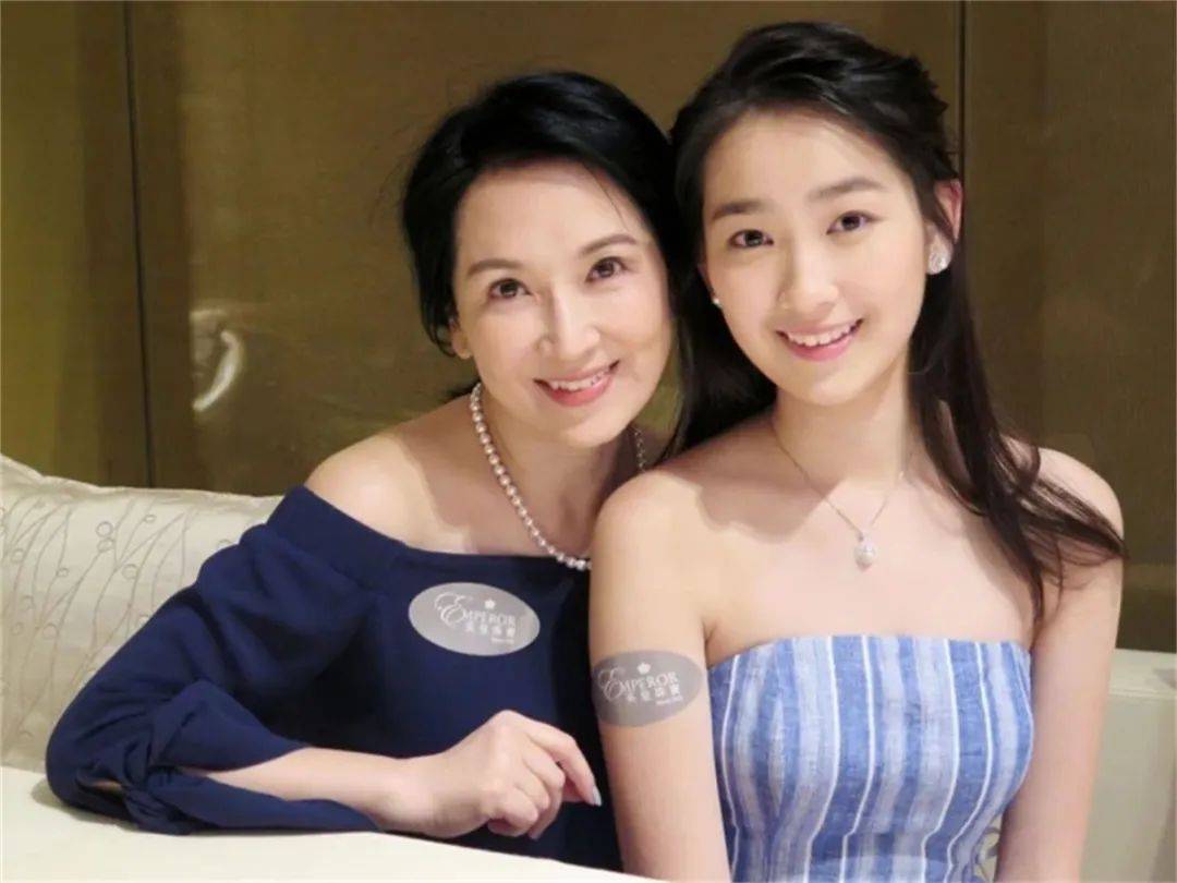 《水饺皇后》马丽的大女儿，香港“最美星二代”，妈妈是龚慈恩